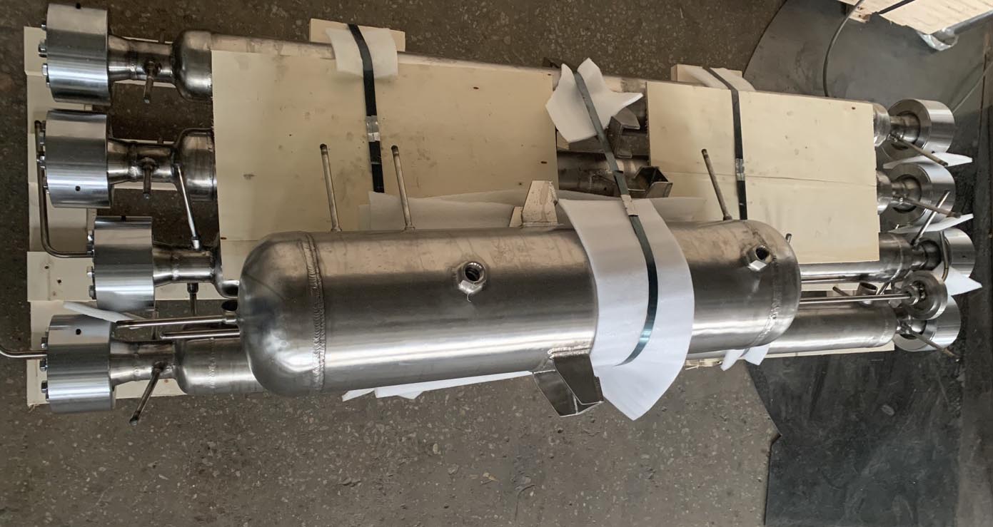 天津客戶冷凝器和多管反應器.jpg 天津客戶冷凝器和多管反應器.jpg